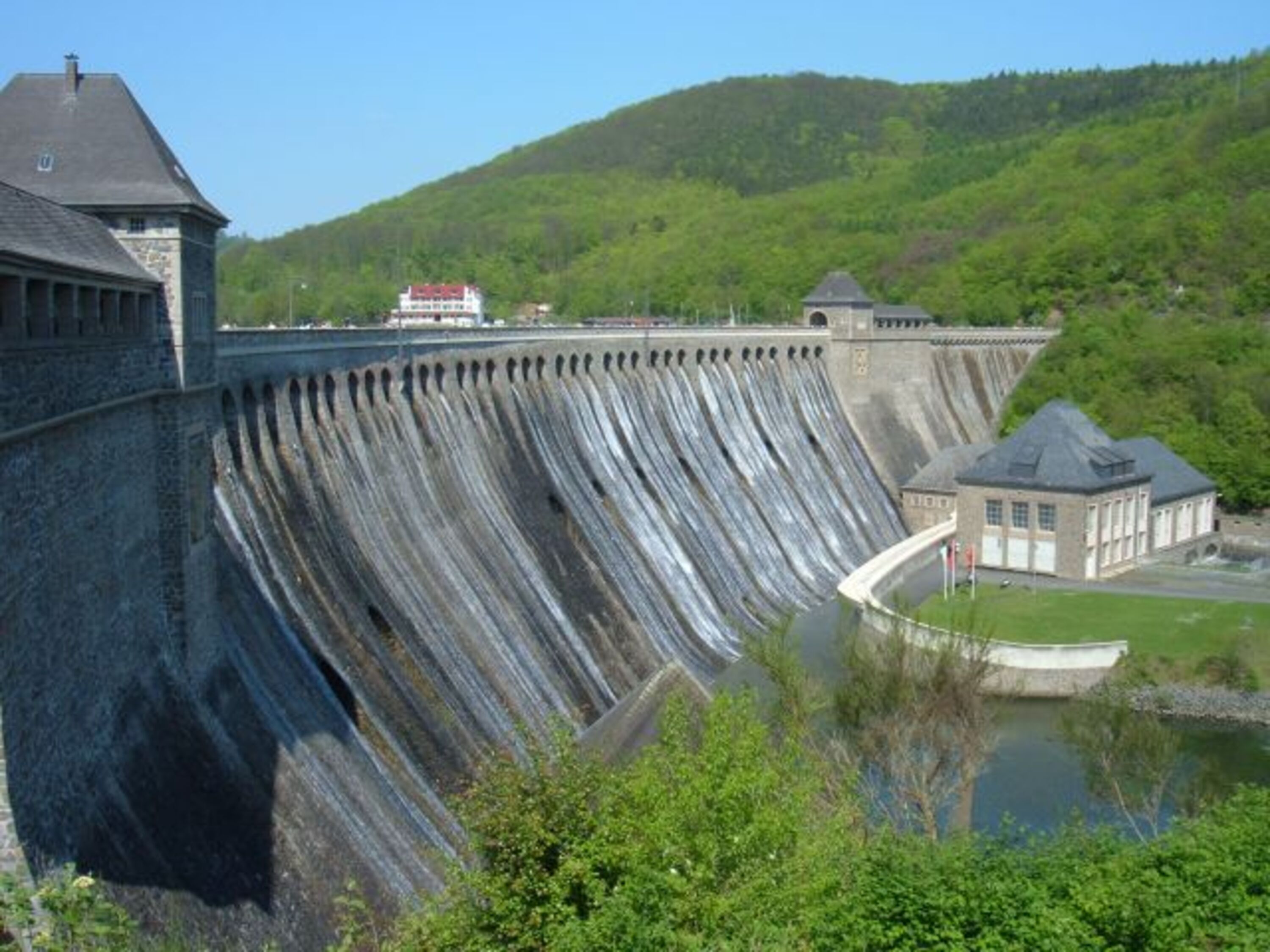 Der Edersee mit Sperrmauer