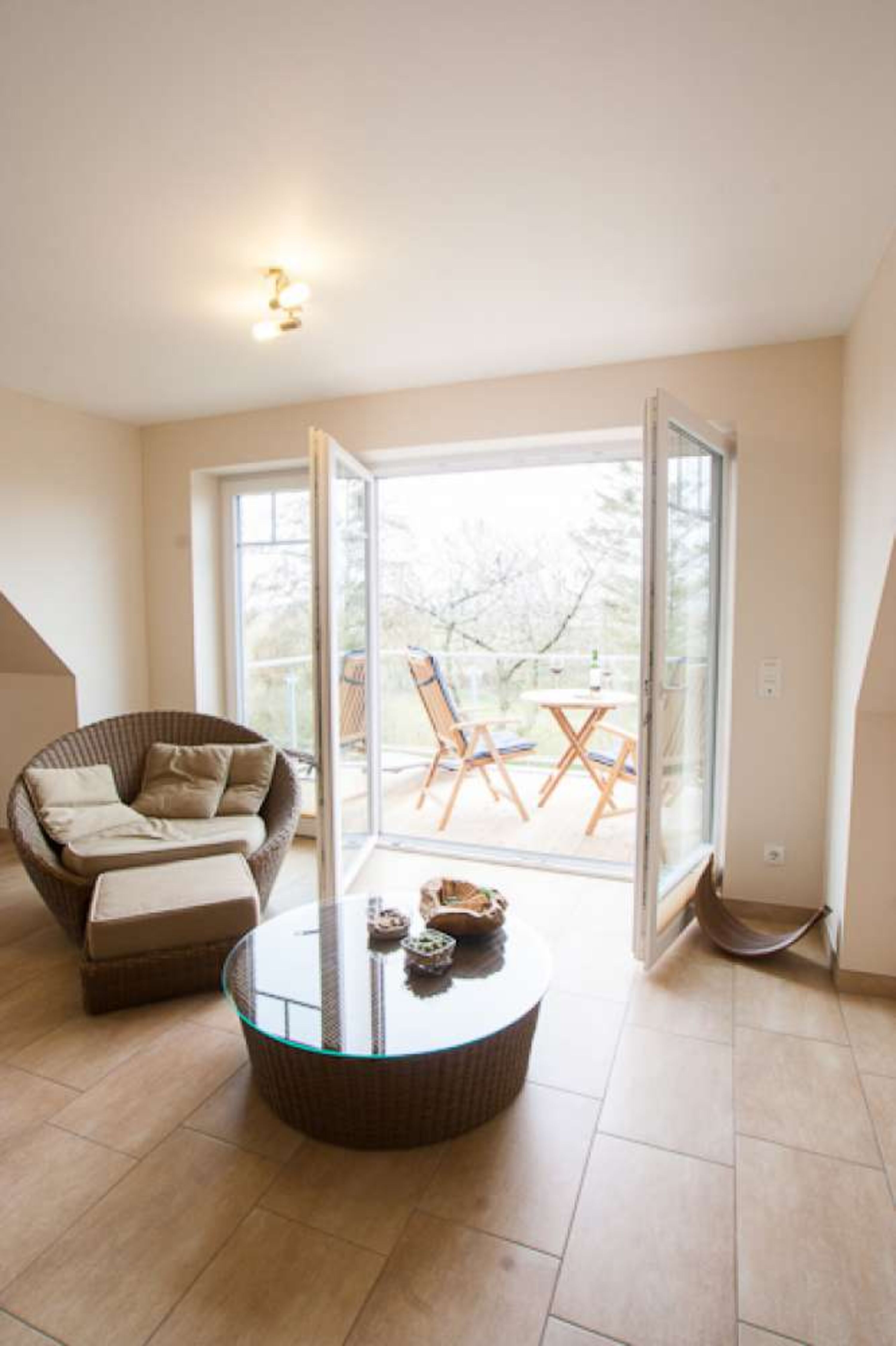 Wohnzimmer mit Balkon