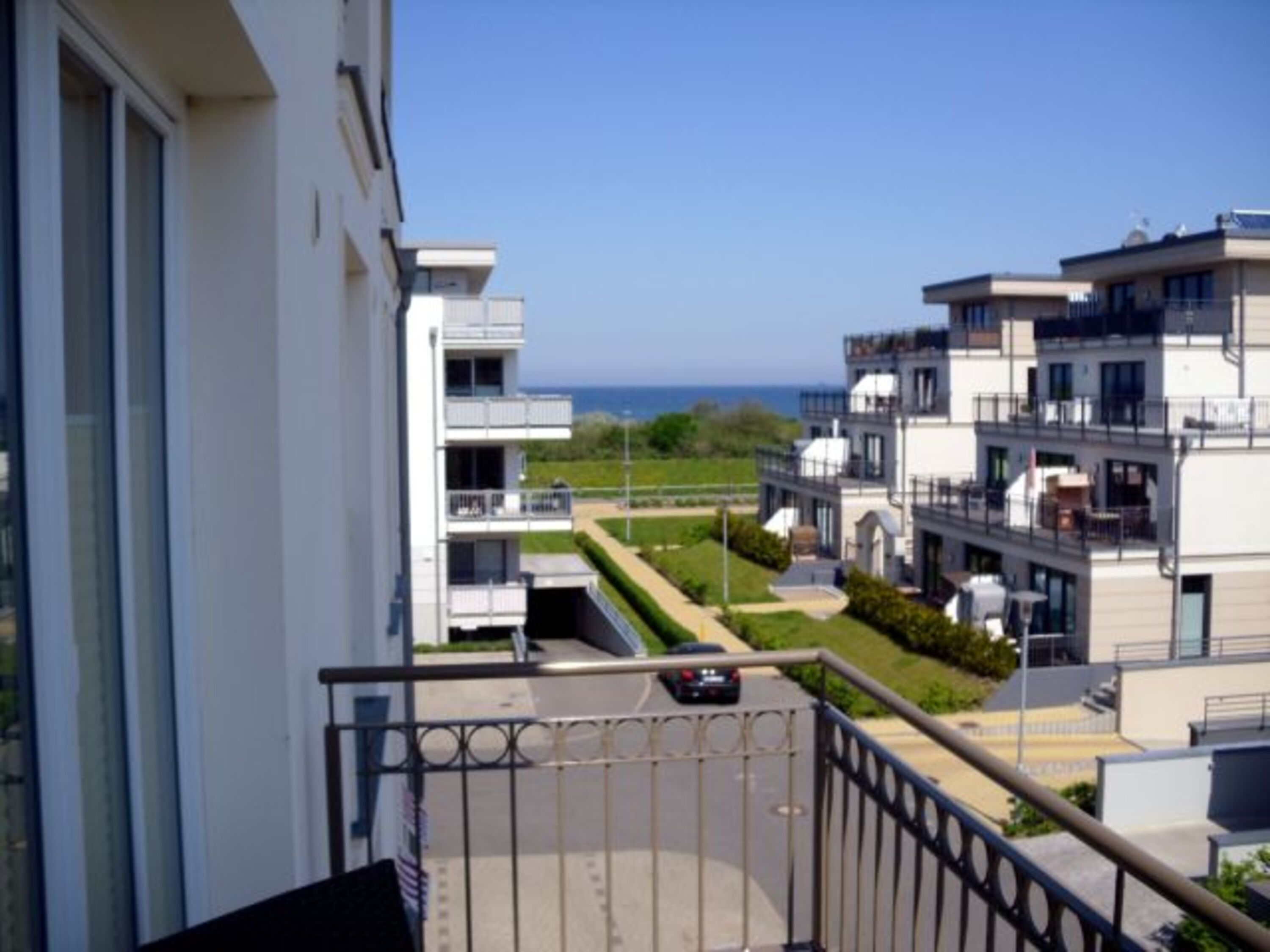 Blick vom Balkon auf die Ostsee zum Strand.