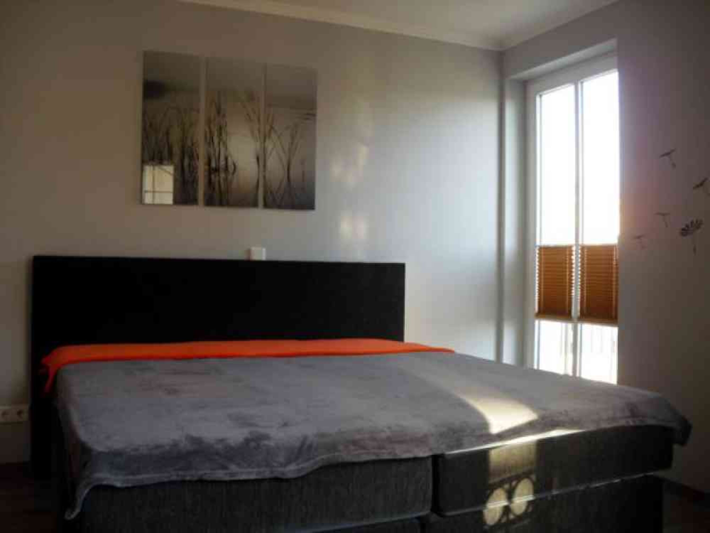 Das große Boxspringbett im Schlafzimmer.
