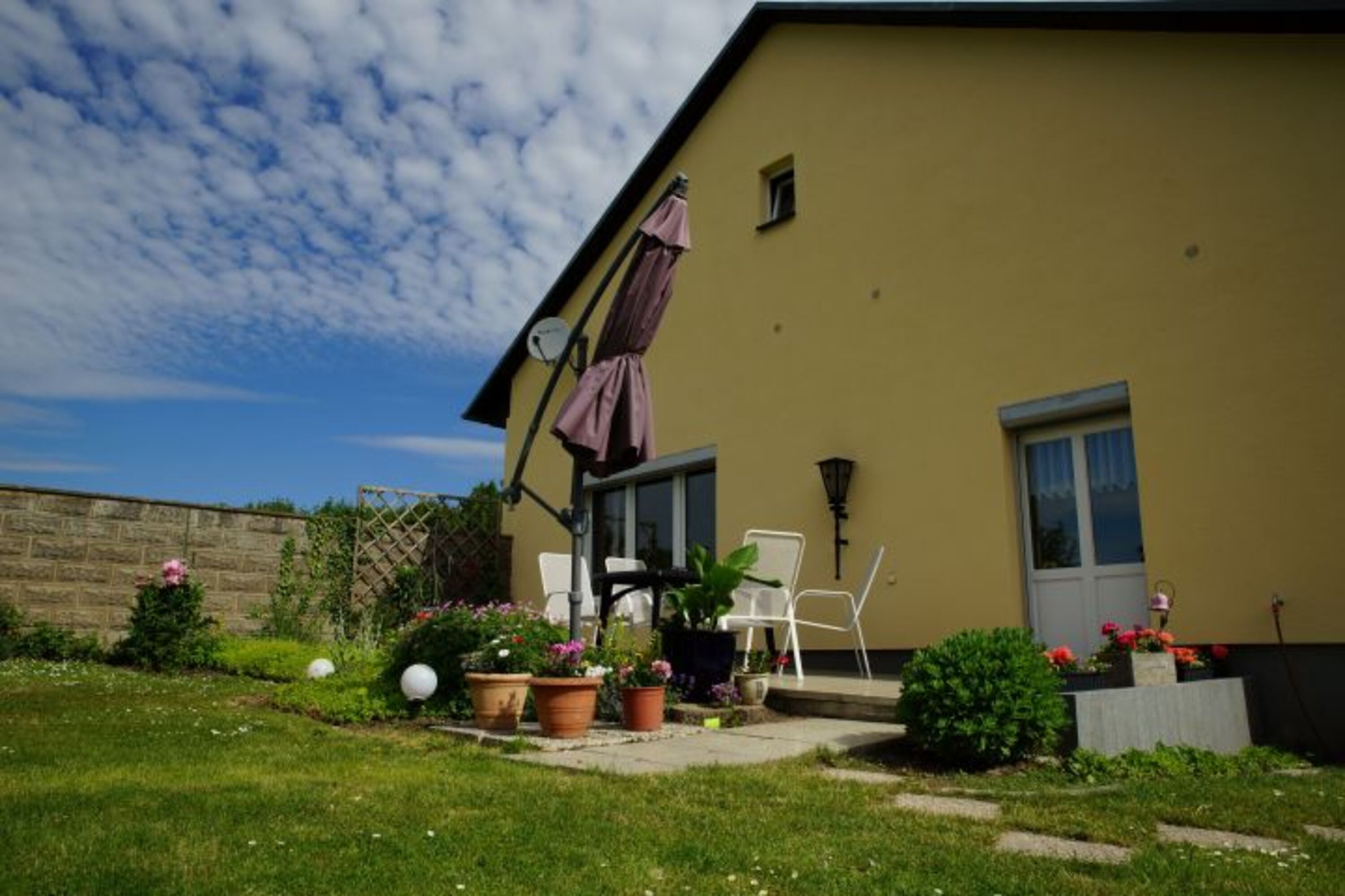 Sonnenschirm und Grill